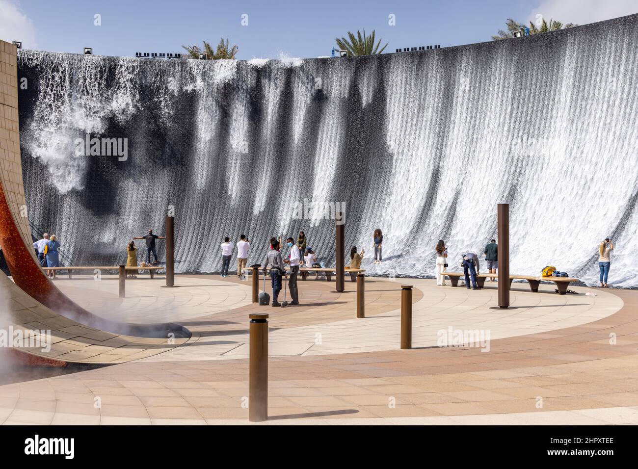 Visiteurs profitant de la magnifique partie de l'eau dans Jubilee Park à Dubai Expo 2020, Émirats arabes Unis. Banque D'Images