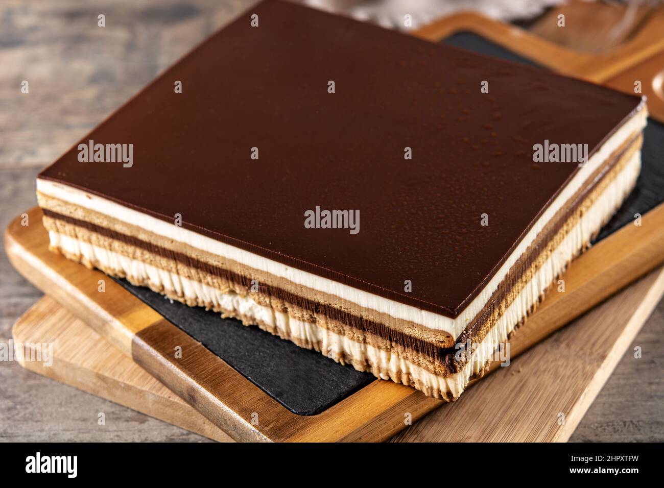 Dessert à l'Opéra sur une table en bois Banque D'Images