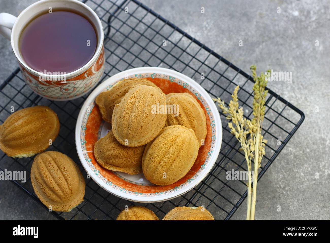 Bolu kering jadul ou mini gâteau éponge, traditionnel vieux gâteau éponge sur fond gris granuleux. Concept du temps de thé. Mise au point sélective. Banque D'Images