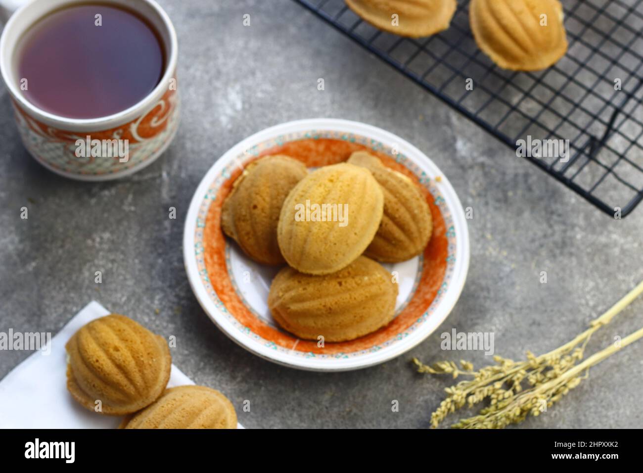 Bolu kering jadul ou mini gâteau éponge, traditionnel vieux gâteau éponge sur fond gris granuleux. Concept du temps de thé. Mise au point sélective. Banque D'Images