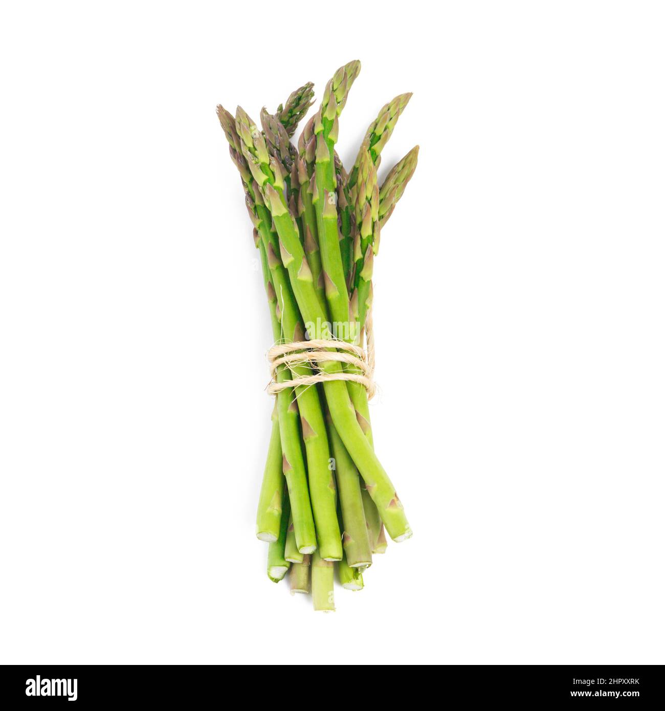 De délicieuses lances vertes. Photo en grand angle d'un paquet d'asperges vertes sur fond blanc. Banque D'Images
