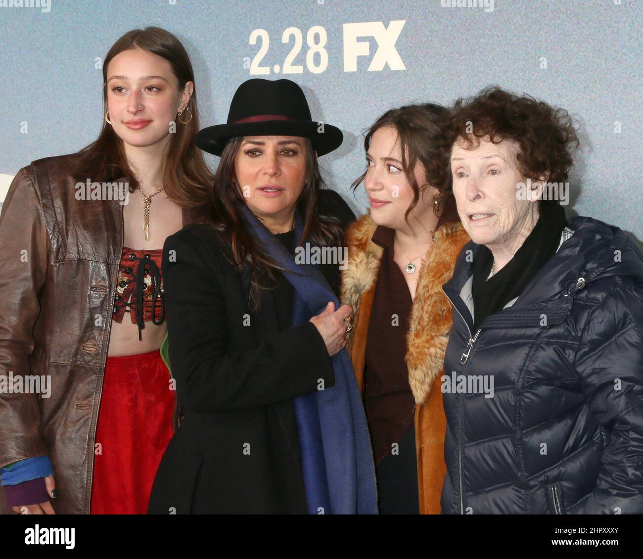 Los Angeles, Californie. 23rd févr. 2022. Odessa A'zion, Pamela Adlon, Gideon Adlon, Marina l'Segall aux arrivées pour DE MEILLEURES CHOSES première de la cinquième saison, Hollywood Forever Cemetery, Los Angeles, CA 23 février 2022. Crédit : Priscilla Grant/Everett Collection/Alay Live News Banque D'Images