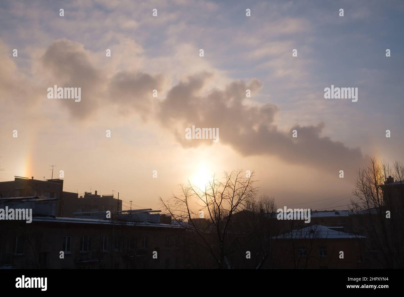 Ciel et nuage blanc avec halo de soleil ressemblant à un arc-en-ciel sur les côtés de la photo Banque D'Images