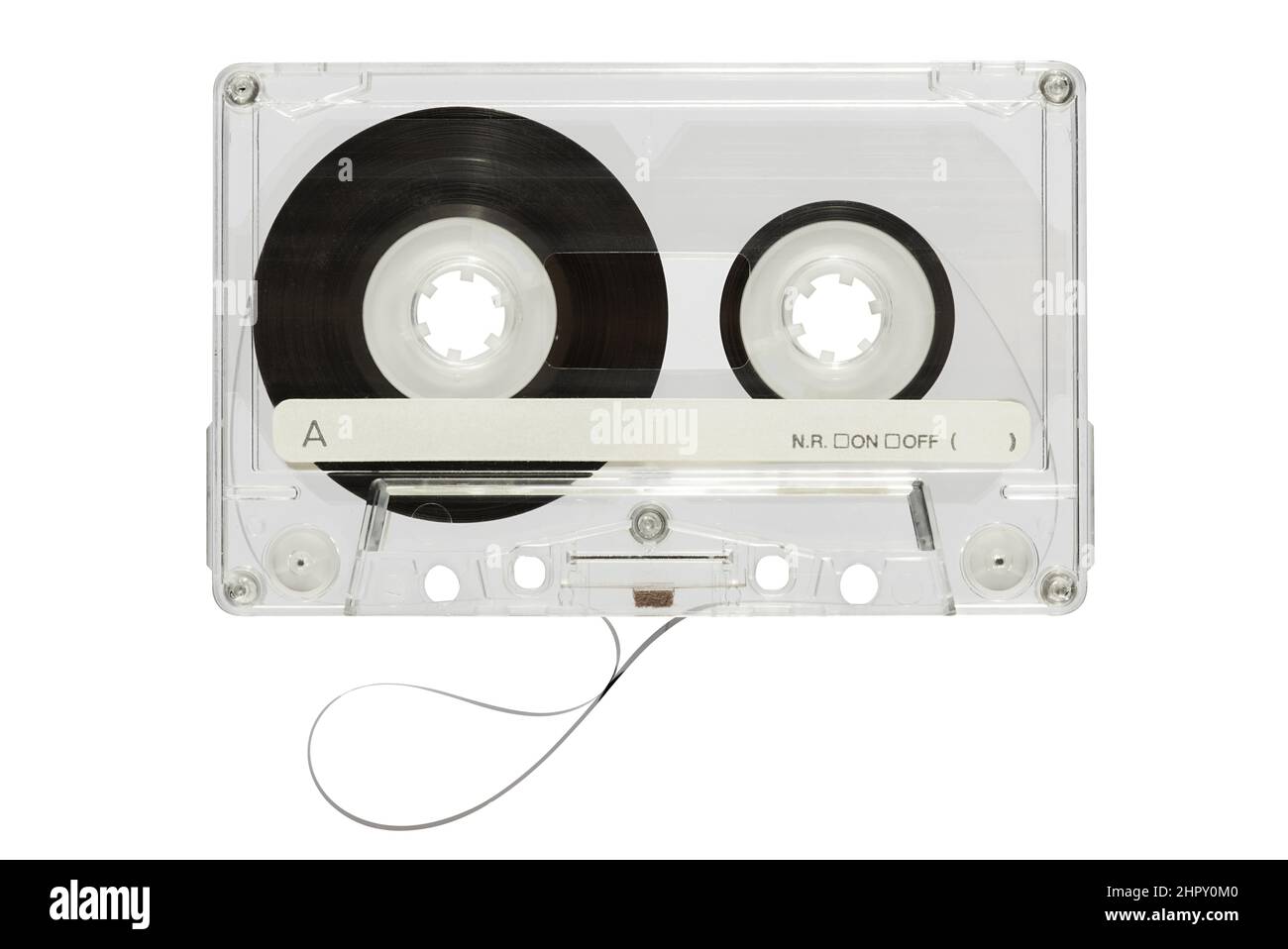 Cassette audio vintage avec boîtier en plastique transparent et ruban noir sur rouleaux isolés sur fond blanc en studio léger Banque D'Images