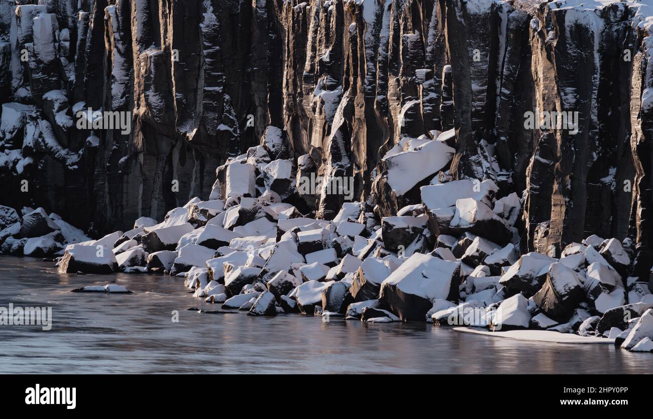 Rochers cubes sur la rive de la rivière couverts de neige, gros plan Banque D'Images
