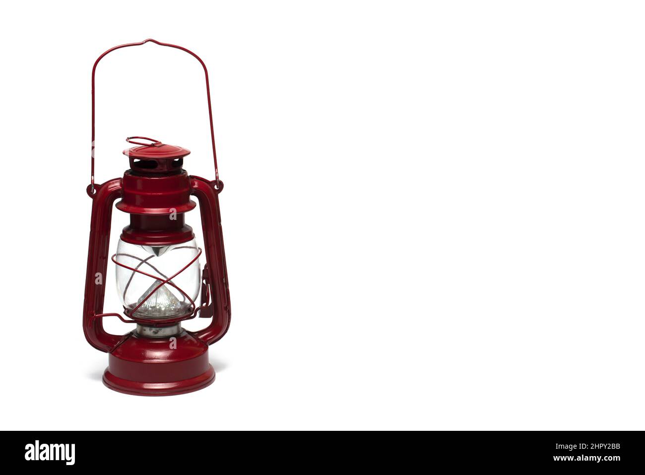 Gros plan sur une lampe de camping vintage rouge avec LED à économie d'énergie et grand support pour se tenir debout ou se suspendre sur fond blanc Banque D'Images