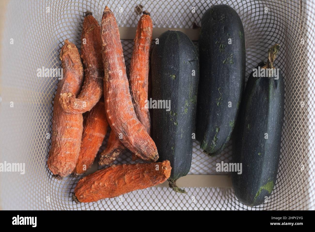 Légumes pourris chou et carotte. Vue de dessus Banque D'Images