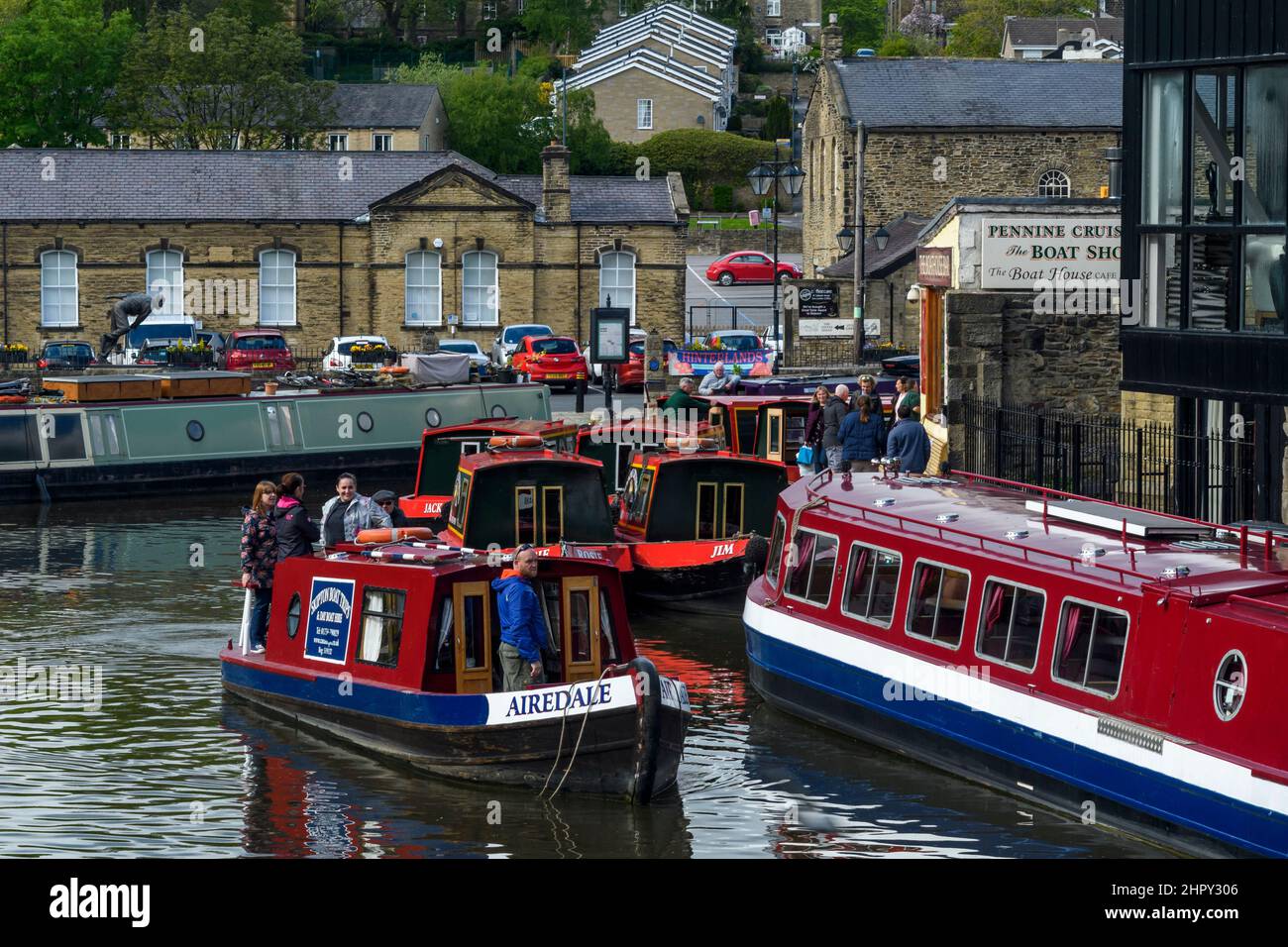 Vacances divertissement voyage de loisirs sur l'eau (hommes femmes, location de bateau rouge voyage, arrosages de la marina) - canal pittoresque de Leeds-Liverpool, Yorkshire, Angleterre, Royaume-Uni. Banque D'Images
