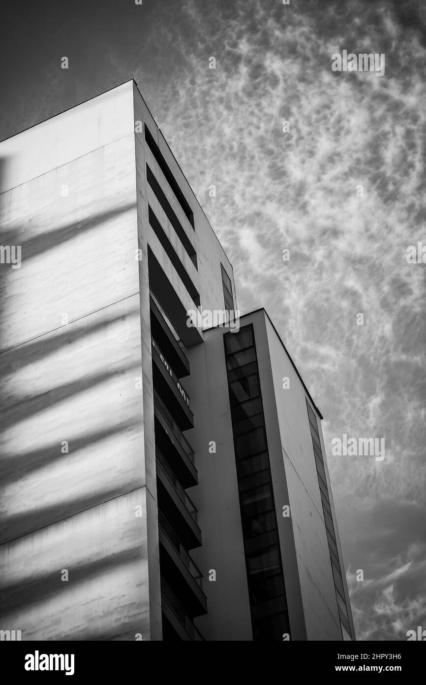 Immeuble résidentiel moderne de plusieurs étages en noir et blanc. Banque D'Images