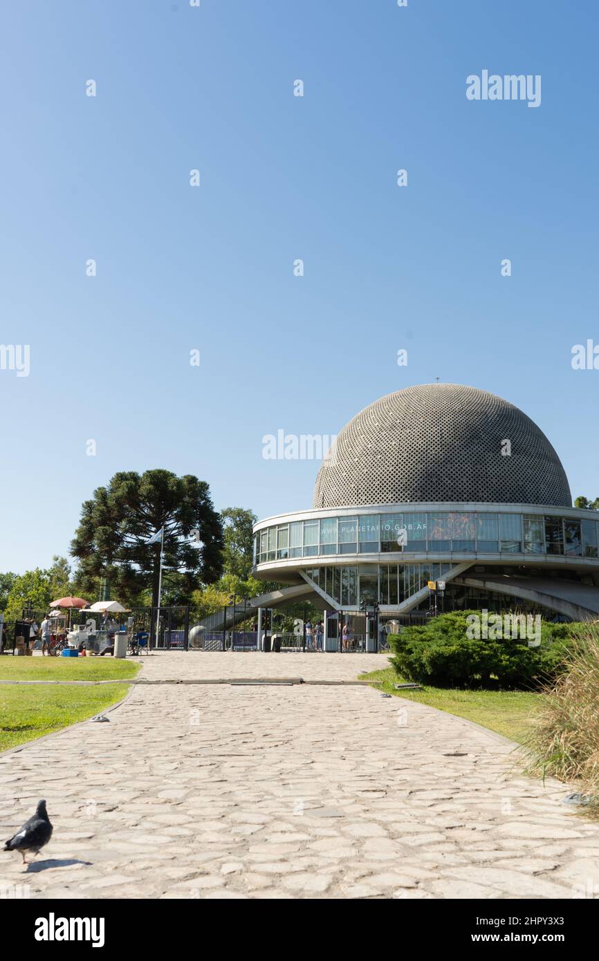 Le Planétarium Galileo Galilei est situé à l'intersection de l'Avenida General Sarmiento et de Belisario Roldán, à l'intérieur du Parque Tres de Fbrero, dans le Th Banque D'Images