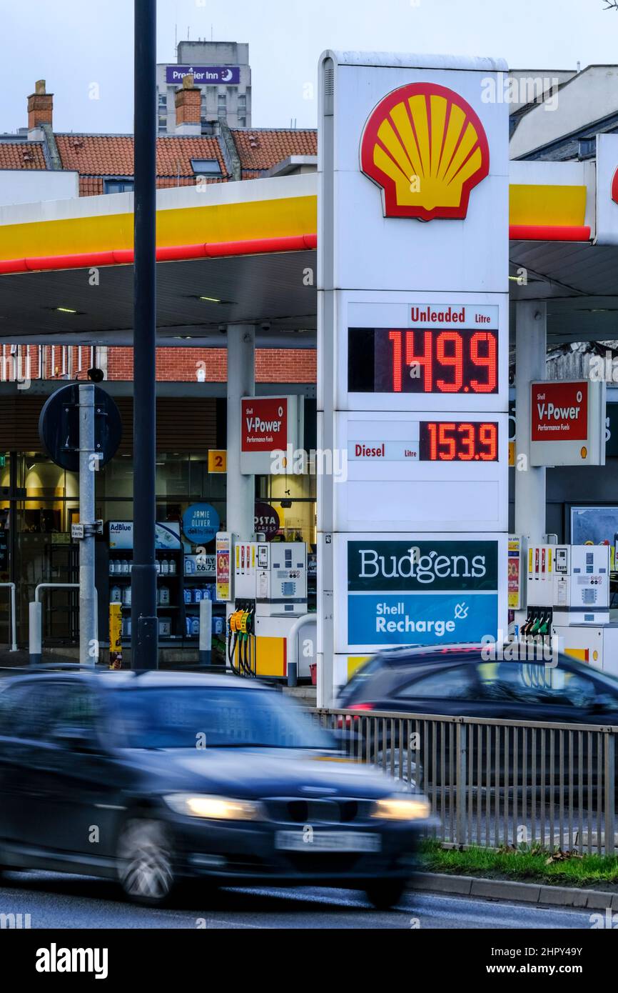 Bristol, Royaume-Uni. 24th févr. 2022. Les prix de l'essence et du diesel continuent d'augmenter. Le garage au début de l'autoroute M32 est illustré. Crédit : JMF News/Alay Live News Banque D'Images