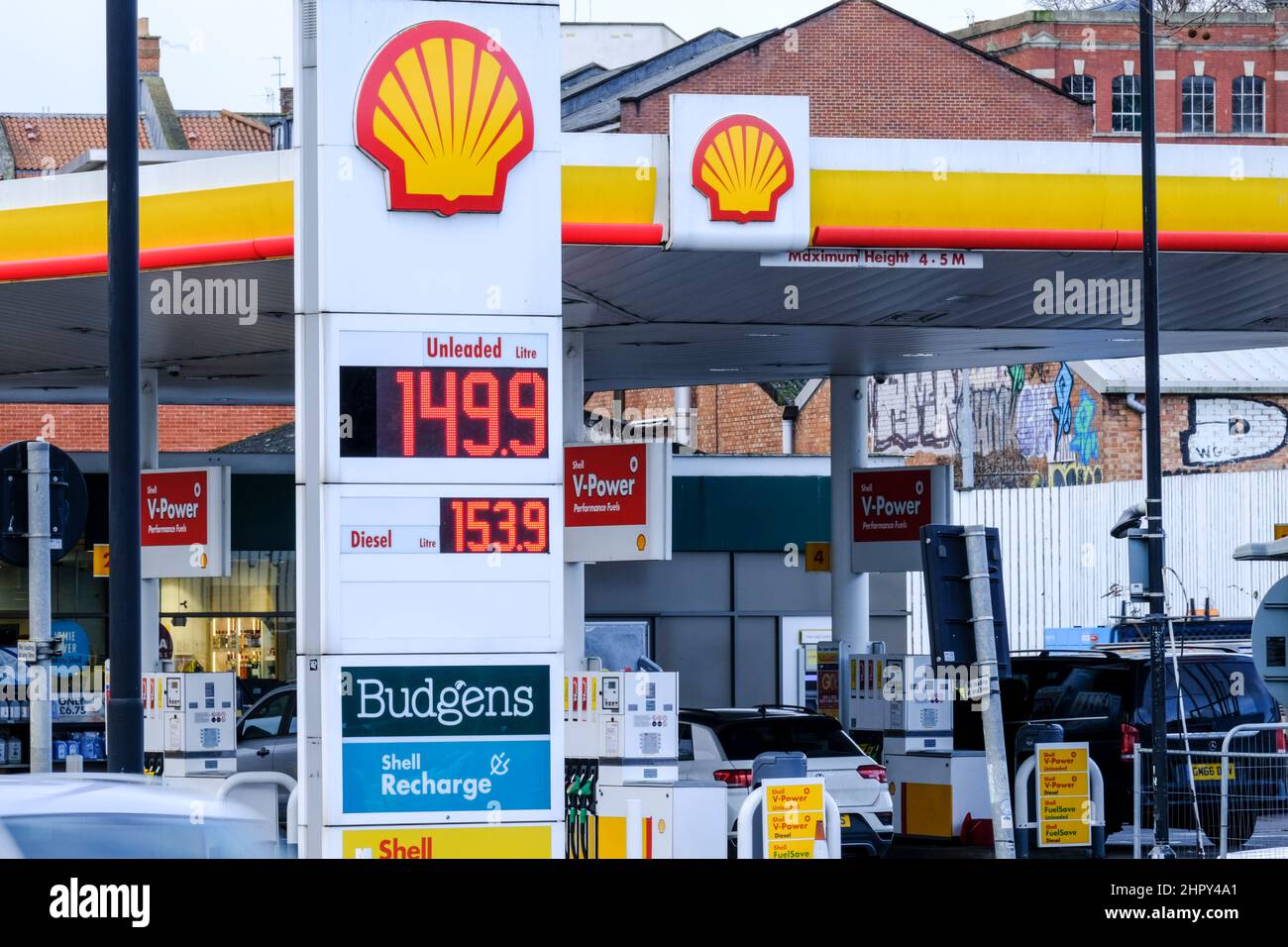 Bristol, Royaume-Uni. 24th févr. 2022. Les prix de l'essence et du diesel continuent d'augmenter. Le garage au début de l'autoroute M32 est illustré. Crédit : JMF News/Alay Live News Banque D'Images