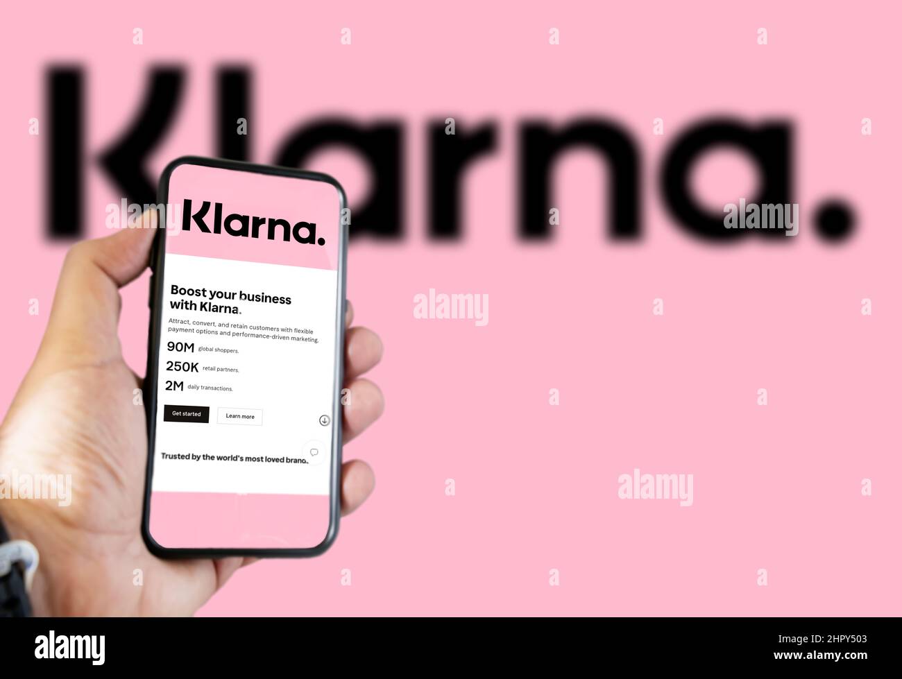 Rome, Italie, février 2022 : main tenant un appareil avec l'application mobile Klarna à l'écran. Klarna est le plus grand start-up de technologies de pointe privée en Europe, Banque D'Images