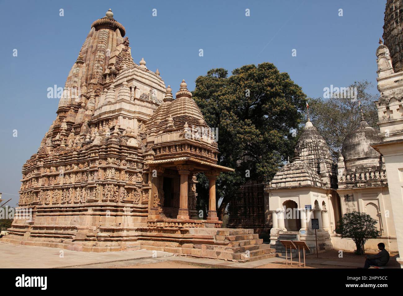 Parsvanath Temple, le plus grand des temples de Jain dans le groupe oriental à Khajuraho, dans le Madya Pradesh, Inde Banque D'Images