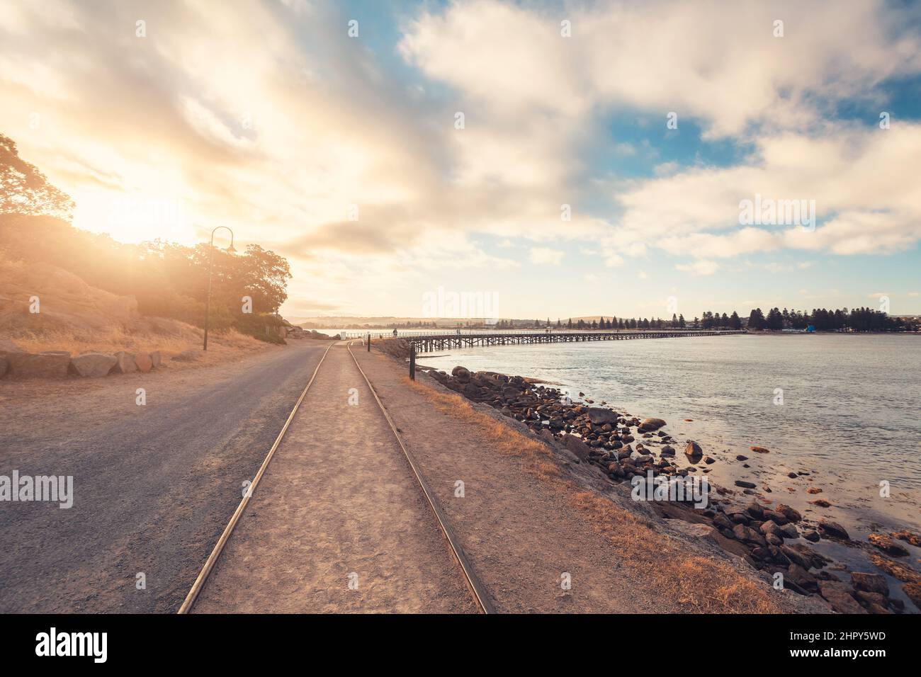 Pont-jetée de Victor Harbor vue depuis l'île Granite au coucher du soleil, péninsule Fleurieu, Australie méridionale Banque D'Images