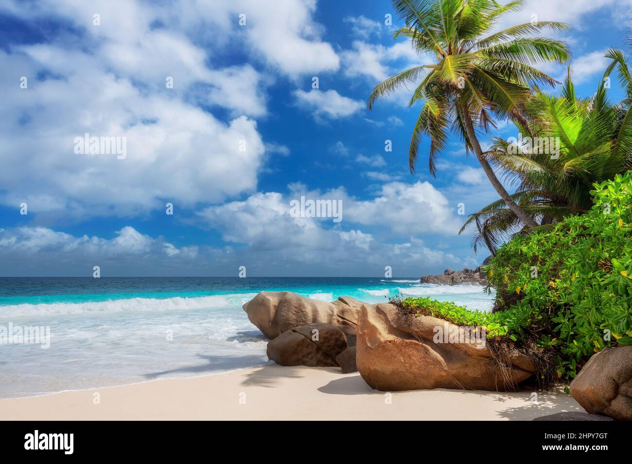 Belle plage ensoleillée dans l'île tropicale exotique des Seychelles Banque D'Images
