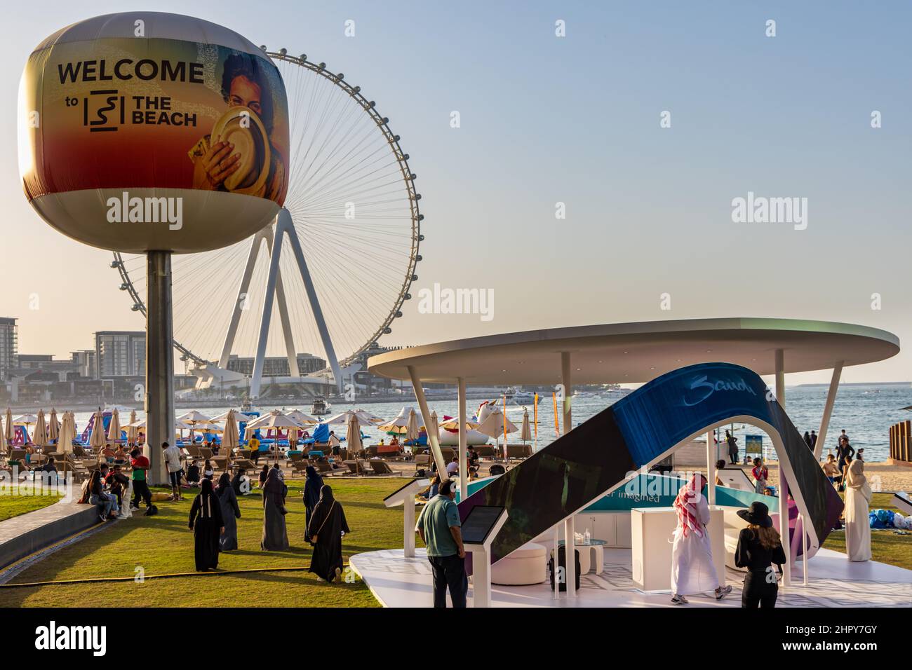 Dubai Marina Beach avec Ain Dubai Eye Ferris Wheel au loin, Dubaï, Émirats Arabes Unis Banque D'Images