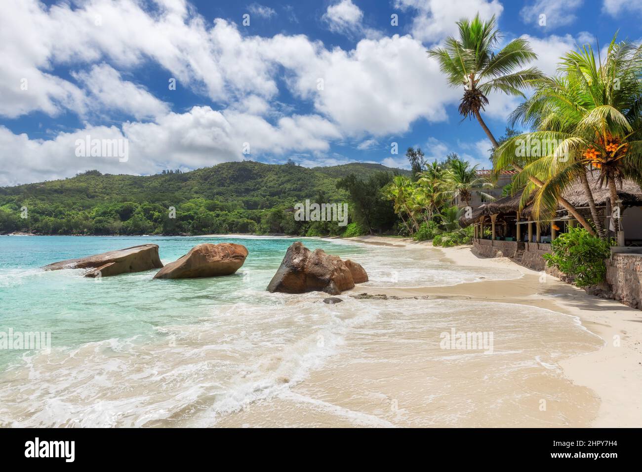 Belle plage ensoleillée dans l'île tropicale exotique des Seychelles Banque D'Images