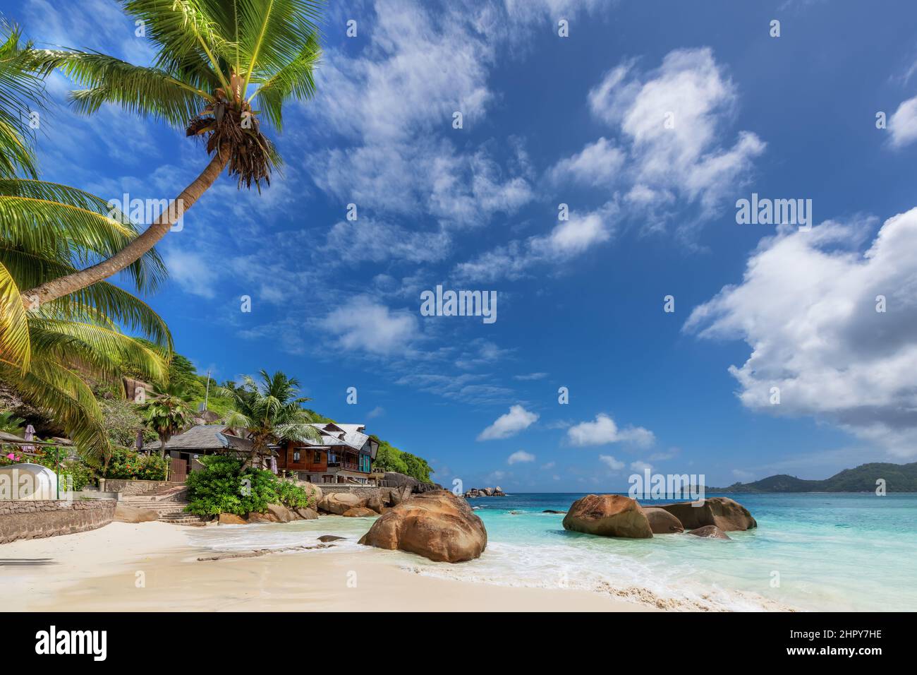 Belle plage ensoleillée dans l'île tropicale exotique des Seychelles Banque D'Images