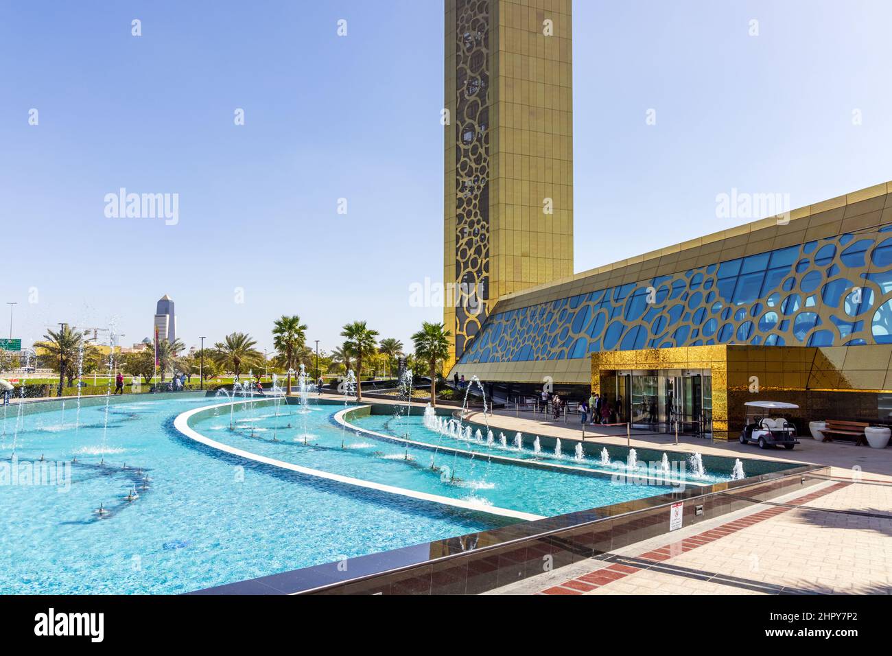 Fontaines d'eau à côté de Dubai Frame, une attraction touristique et un point de repère dans le parc Zabeel, avec une plate-forme d'observation surélevée, à Dubaï, Émirats Arabes Unis Banque D'Images