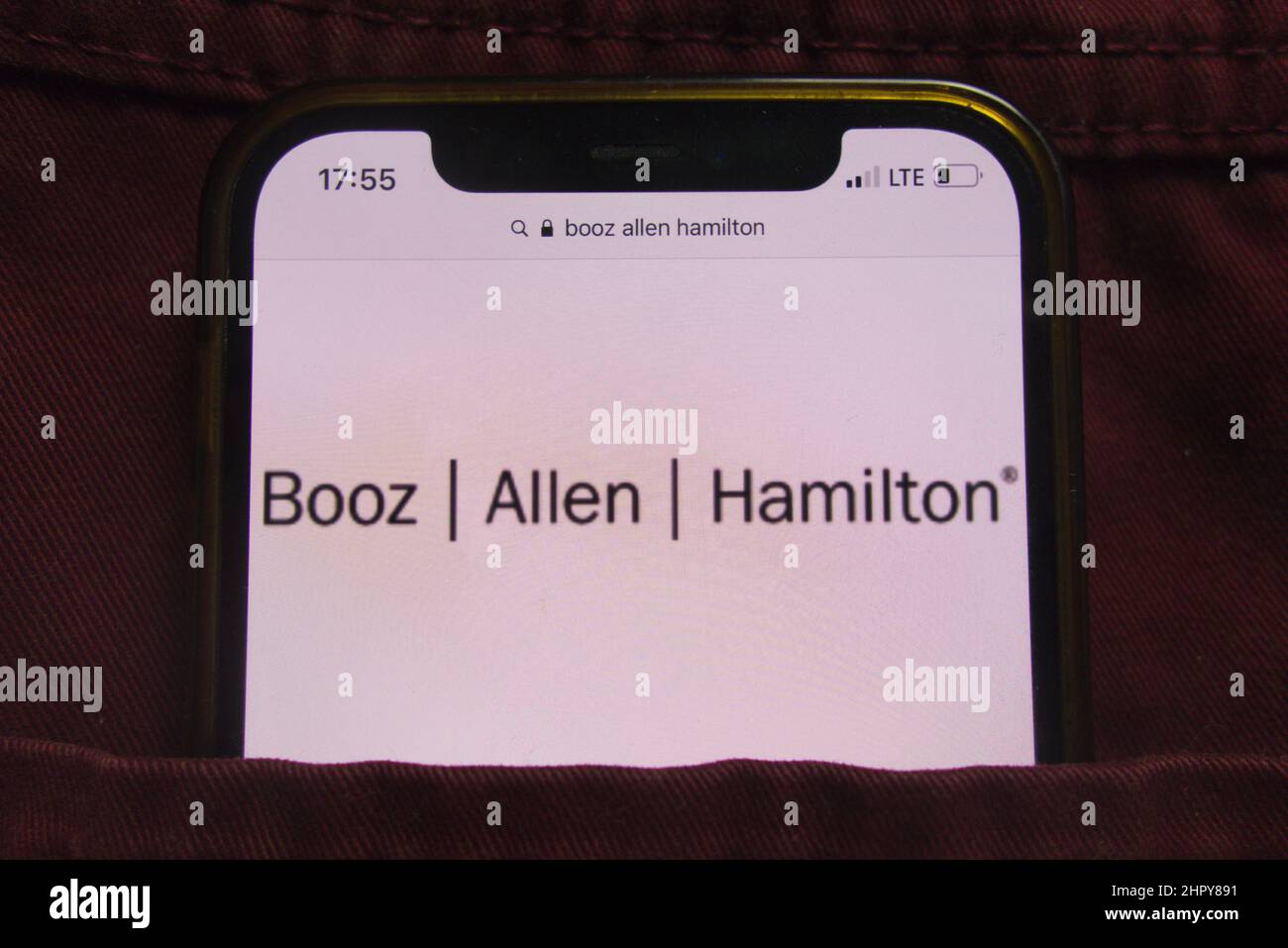 KONSKIE, POLOGNE - 22 février 2022 : logo de Booz Allen Hamilton Holding Corporation affiché sur un téléphone mobile caché dans une poche de jeans Banque D'Images