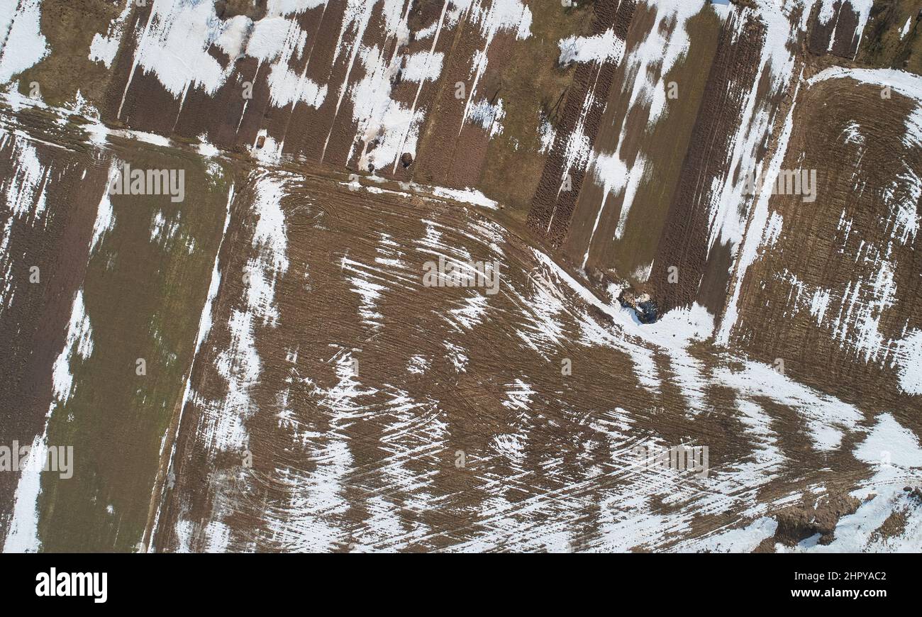 Champ d'hiver abstrait avec une antenne de neige au-dessus de la vue de dessus de drone Banque D'Images