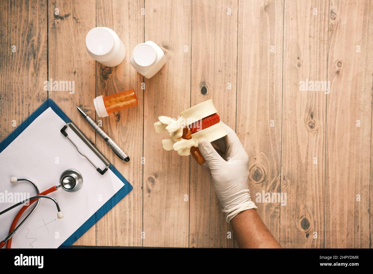 Échantillon de moelle épinière sur le bureau de la clinique Banque D'Images
