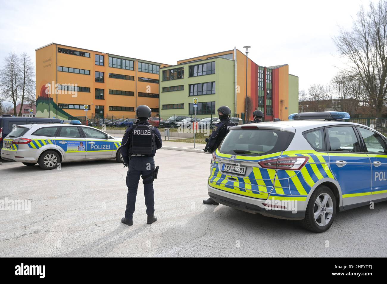 Petersberg, Allemagne. 24th févr. 2022. Par mesure de précaution, des policiers armés assurent la sécurité autour d'un bâtiment scolaire dans le village de Wallwitz, dans la municipalité de Petersberg. Dans et autour de l'école de Petersberg, dans le district de Saale, il y a eu une opération de police de grande envergure jeudi matin. Selon la police, il y avait eu une explosion d'un objet pyrotechnique. (À dpa 'opération de l'or à l'école à Petersberg - police donner tout-clair') Credit: Heiko Rebsch/dpa-Zentralbild/dpa/Alay Live News Banque D'Images