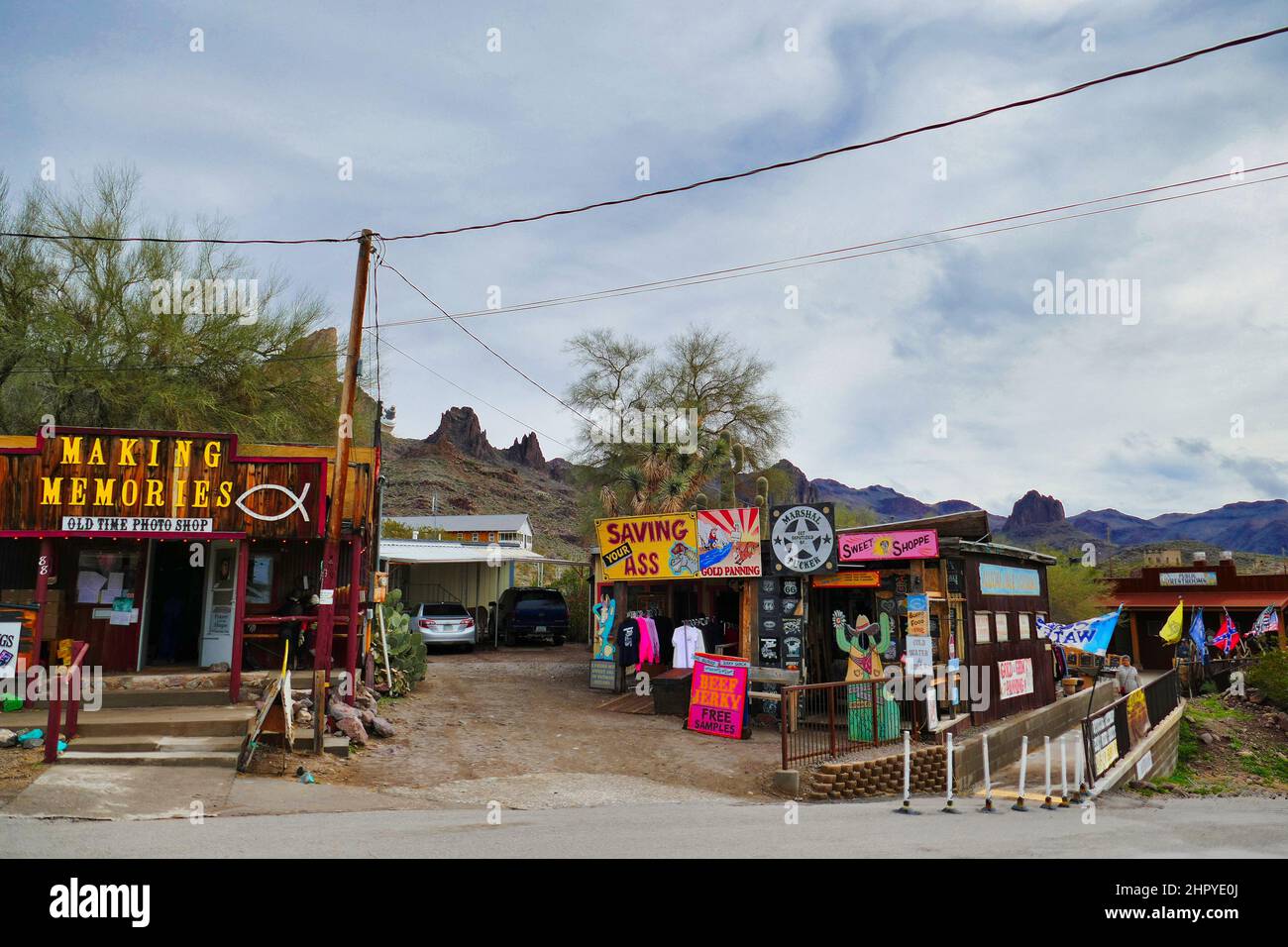 Boutiques dans la vieille ville minière touristique d'Oatman, comté de Mohait, Arizona, sur la route 66. Banque D'Images