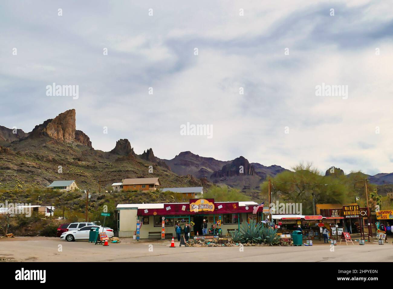 Boutiques de souvenirs dans la vieille ville minière touristique d'Oatman, comté de Mohait, Arizona, au pied des pics rocheux. Banque D'Images