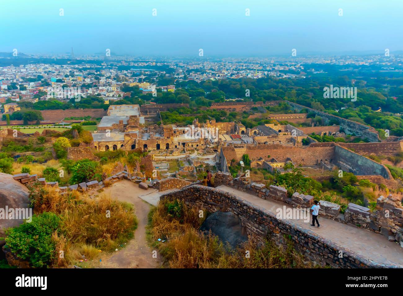 Vue sur l'intérieur du fort de Golconda à Hyderabad, Telangana, Inde. L'horizon de la ville est visible en arrière-plan. Banque D'Images