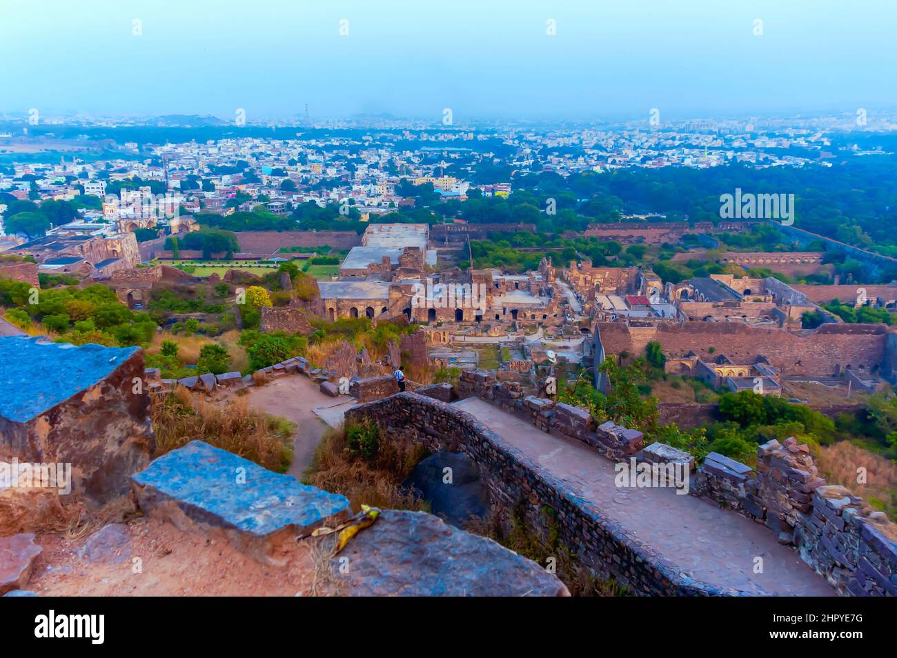 Vue sur l'intérieur du fort de Golconda à Hyderabad, Telangana, Inde. L'horizon de la ville avec une couche de smog est visible en arrière-plan. Banque D'Images