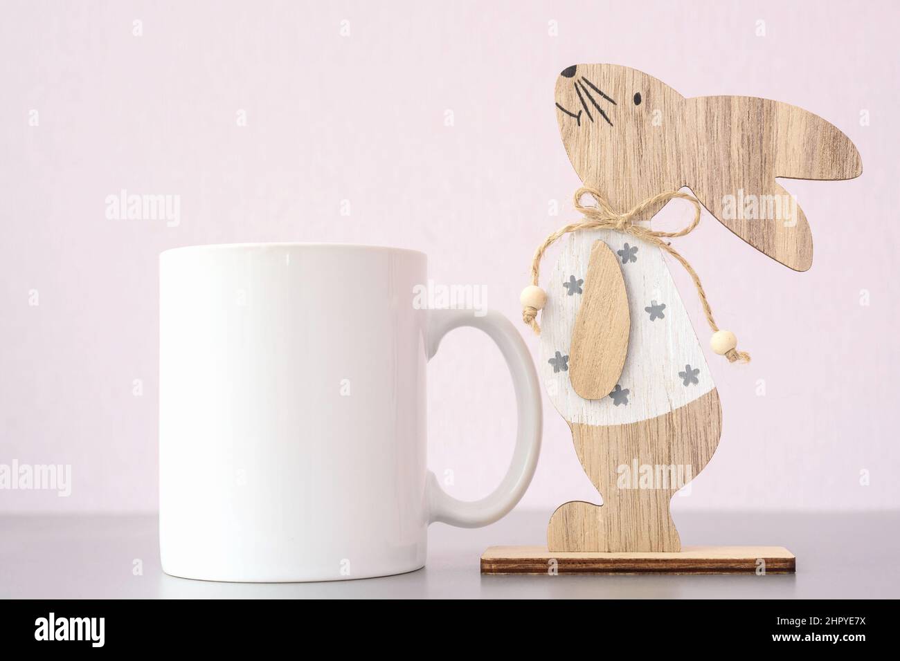 Tasse à café blanc maquette de pâques avec lapin Banque D'Images