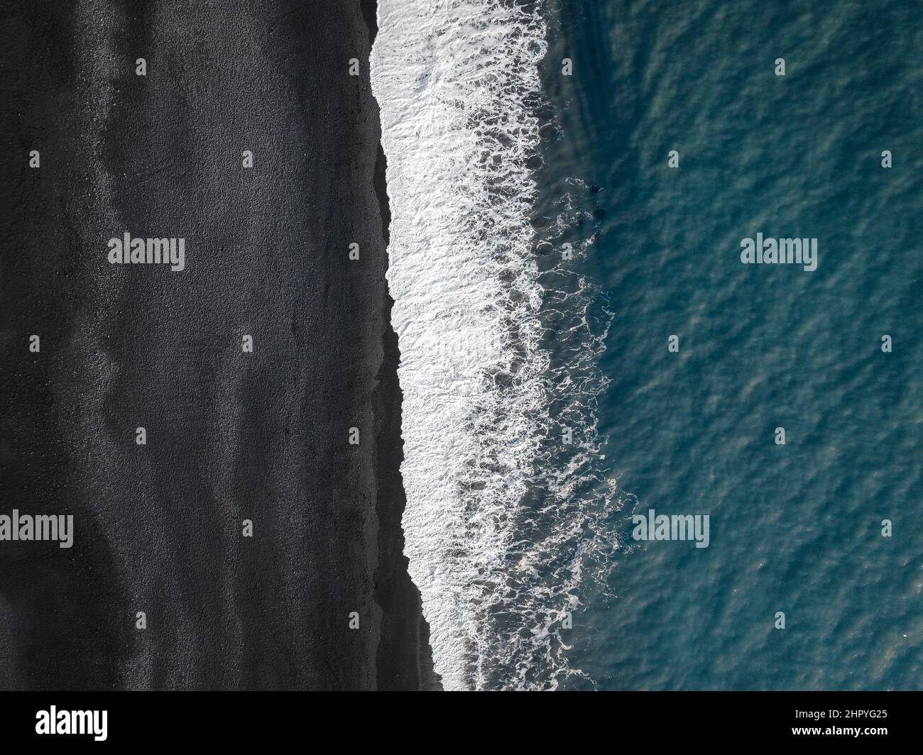 Vue aérienne pittoresque et abstraite de la célèbre plage noire de Reynisfjara à Vik, en Islande Banque D'Images