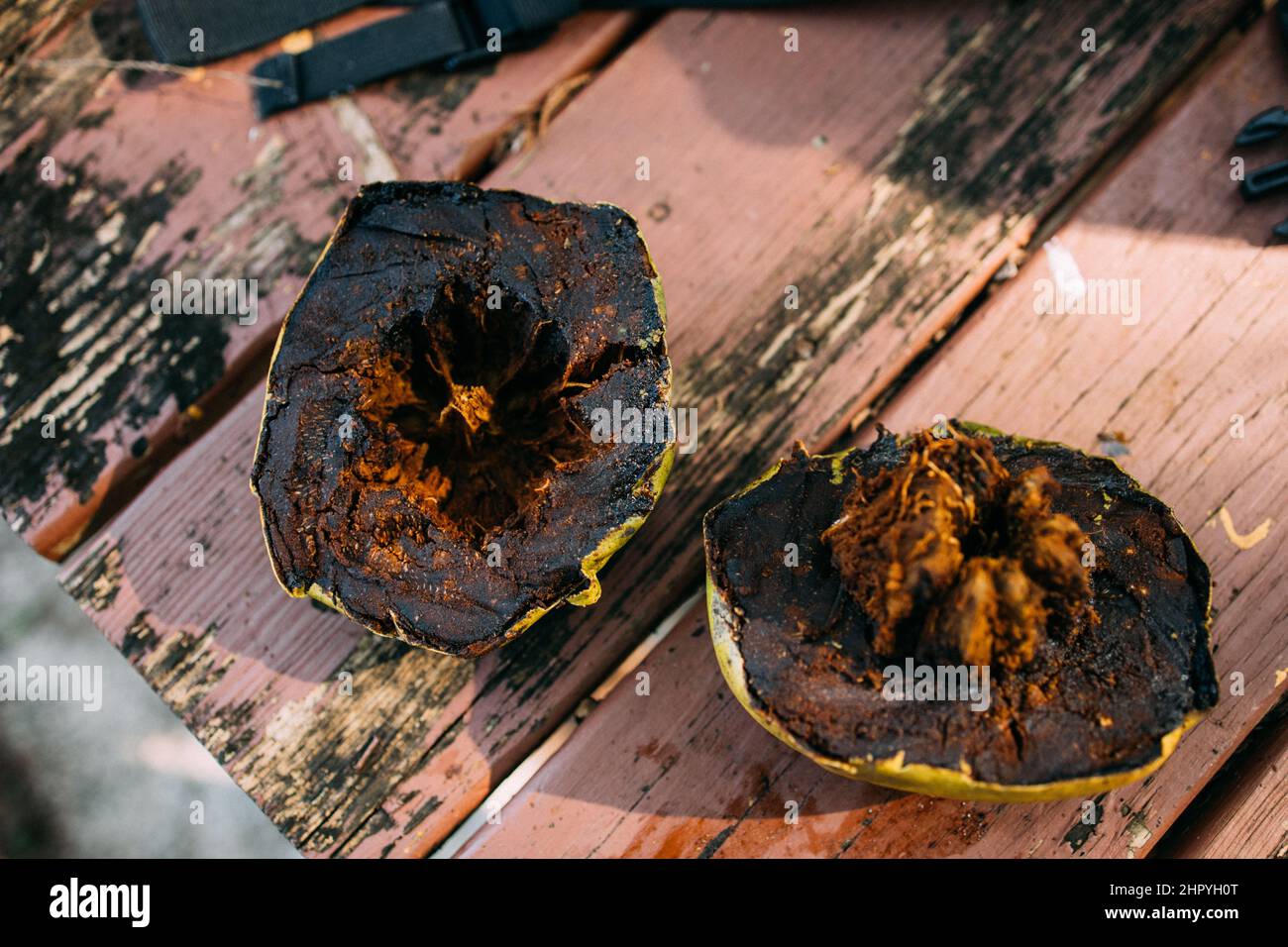 Gros plan d'une tranche de fruit sapote noir sur une table en bois Banque D'Images