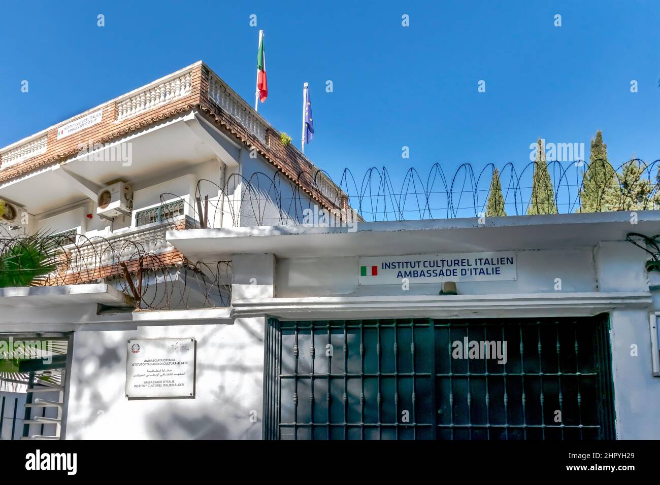 Ambassade italienne, Institut culturel d'Alger. Entrée sur la route Mazouni Yahia, El Biar. Bannières de la plaque signalétique.drapeaux européens et italiens. Parois,fil torsadé Banque D'Images