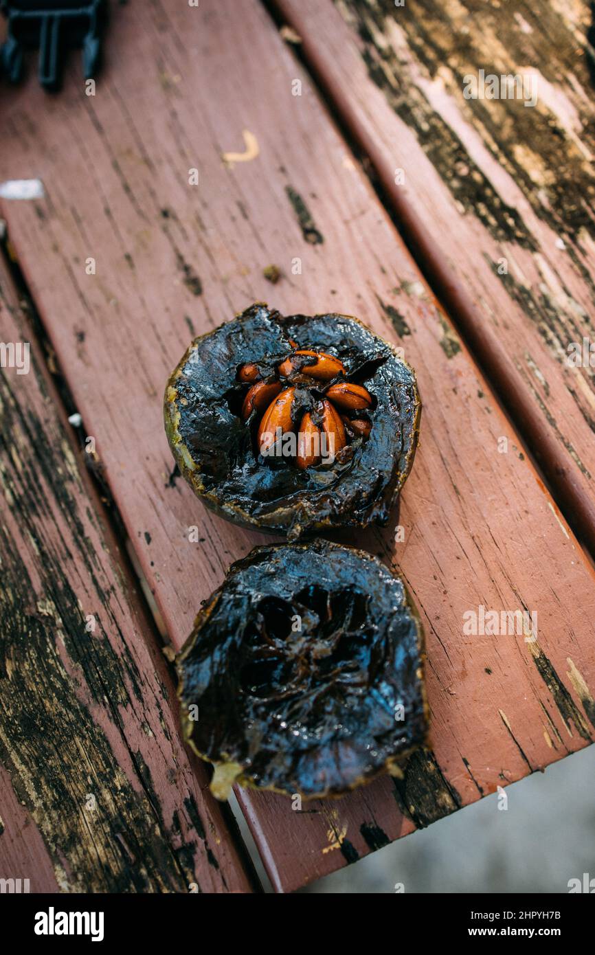 Gros plan d'une tranche de fruit sapote noir sur une table en bois Banque D'Images