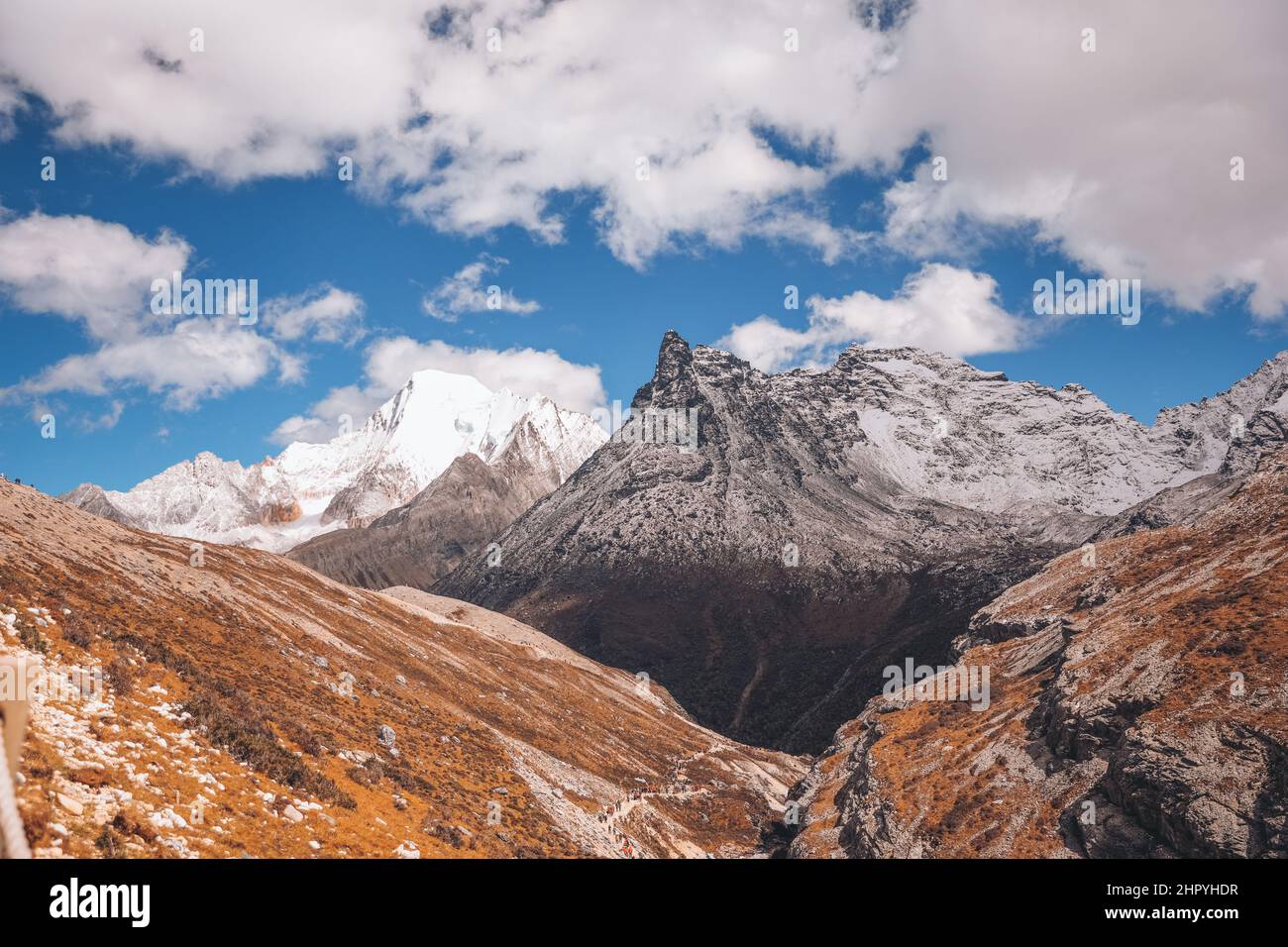 Belle vue sur la montagne enneigée de Yading yangmaiyong, Daocheng, Sichuan, Chine Banque D'Images