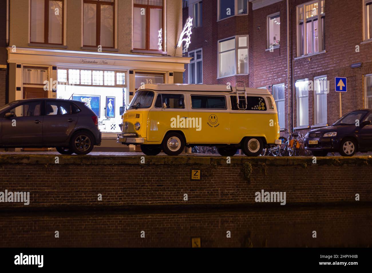 Vieux bus Volkswagen garés près du canal de Groningen Banque D'Images