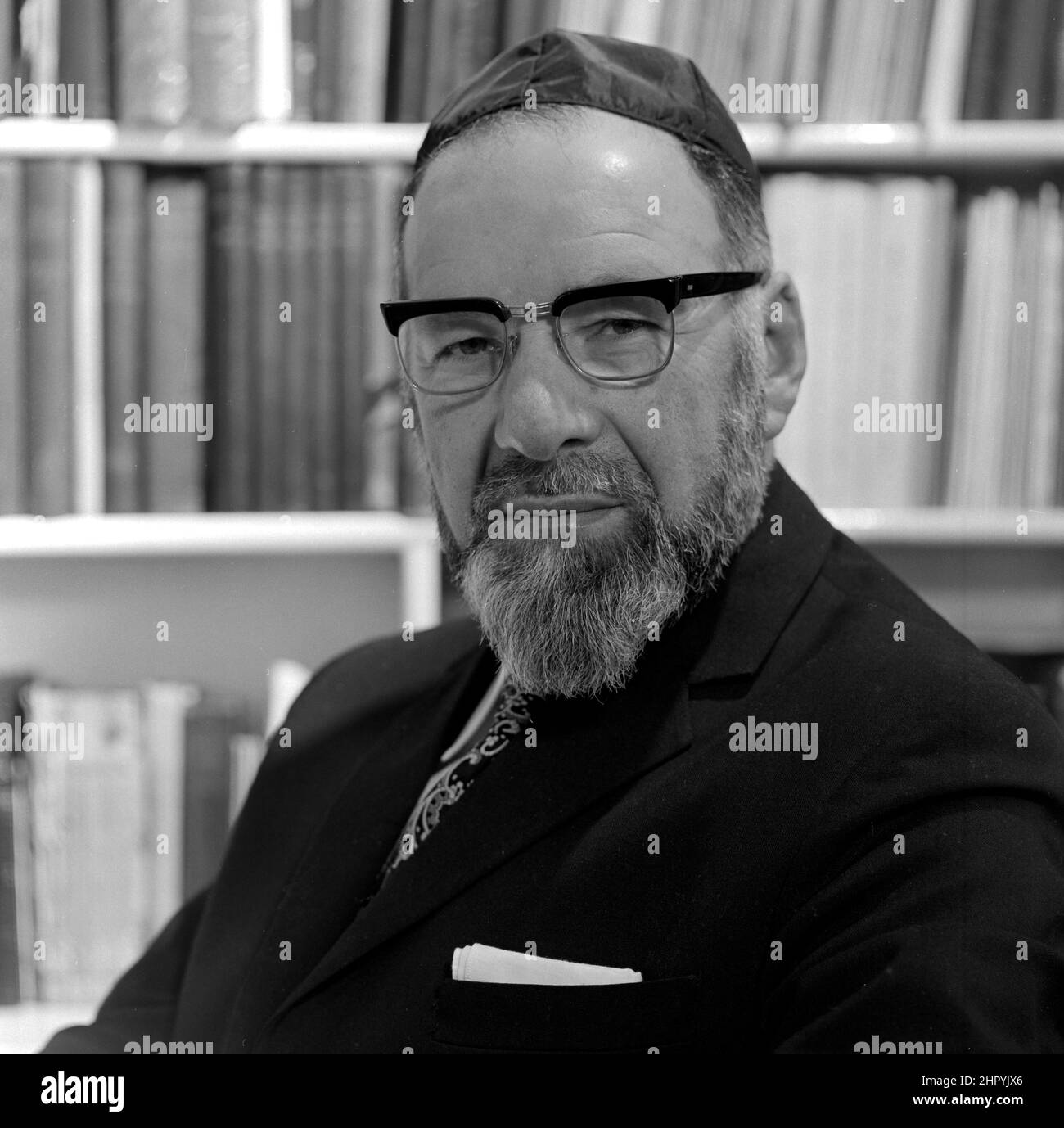 Rabbi Jerachmiel Confnas Ministre de la Park Road Nouvelle Synagogue photographiée chez lui Edgbaston Road, Moseley, Birmingham B13 sur 1972. Le rabbin Jerachmiel Cofnas, qui a servi la communauté de Birmingham pendant 50 ans, est décédé à l'âge de 98 ans. Il est né en 1912 et est décédé le 27 mai 2010, plus de 600 personnes ont assisté vendredi à ses funérailles au cimetière de Philips Park à Manchester. Il est mort à la maison Beenstock à Salford mercredi dernier, le premier jour de Shavuot. Rabbi Cofnas était ministre de l'ancienne Nouvelle Synagogue de Birmingham, mais était également un shochet et respecté comme un mohel d'expert. Né à Vilna, Lituanie, il Banque D'Images