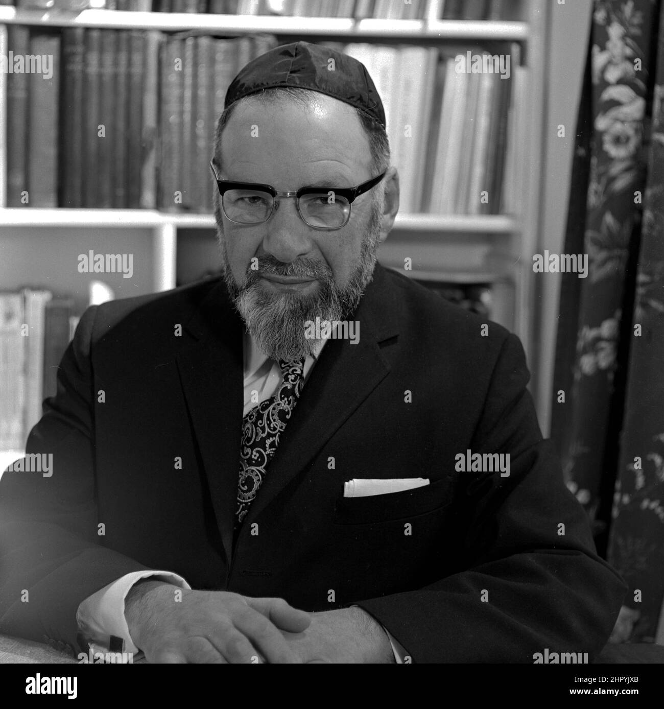 Rabbi Jerachmiel Confnas Ministre de la Park Road Nouvelle Synagogue photographiée chez lui Edgbaston Road, Moseley, Birmingham B13 sur 1972. Le rabbin Jerachmiel Cofnas, qui a servi la communauté de Birmingham pendant 50 ans, est décédé à l'âge de 98 ans. Il est né en 1912 et est décédé le 27 mai 2010, plus de 600 personnes ont assisté vendredi à ses funérailles au cimetière de Philips Park à Manchester. Il est mort à la maison Beenstock à Salford mercredi dernier, le premier jour de Shavuot. Rabbi Cofnas était ministre de l'ancienne Nouvelle Synagogue de Birmingham, mais était également un shochet et respecté comme un mohel d'expert. Né à Vilna, Lituanie, il Banque D'Images