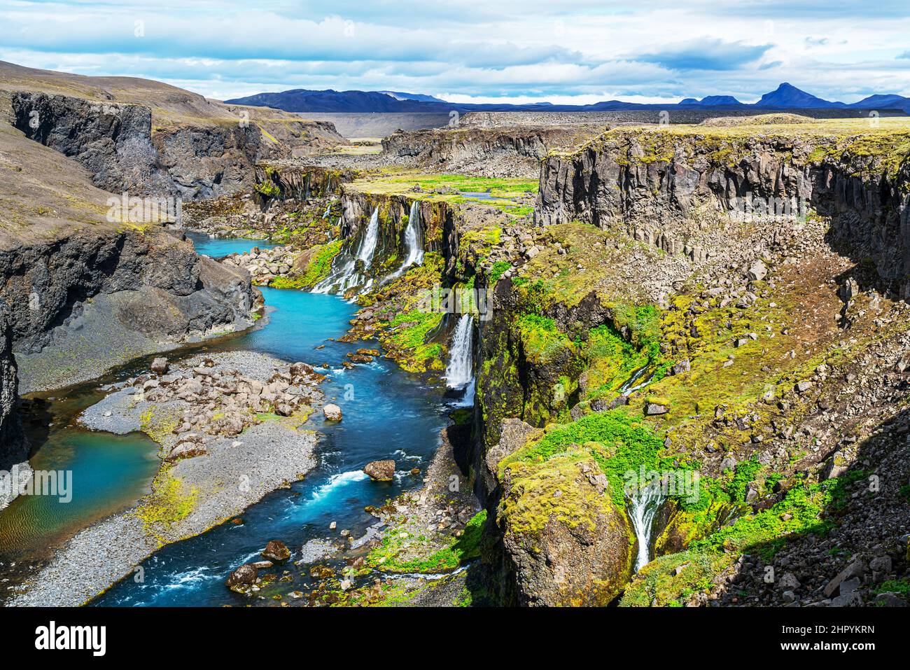 Vue sur les chutes d'eau du canyon de Sigoldugljufur et sur la rivière bleue dans les Highlands d'Islande en été. Banque D'Images