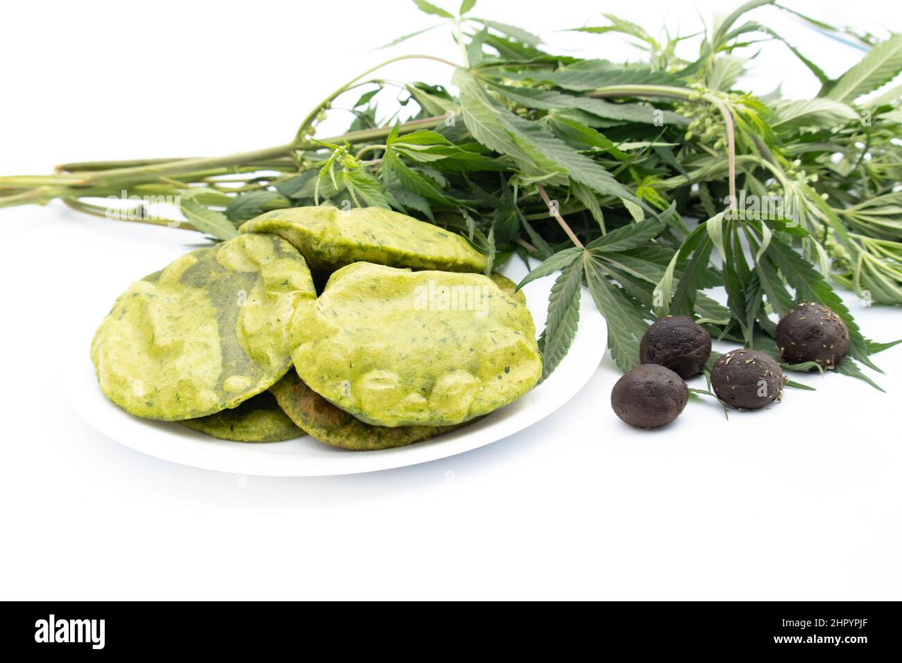 Green Poori également appelé Puri est fait de la farine de blé Maida feuilles comestibles de cannabis également appelé Bhaang Ke Patte ou Bhang Ka Patta. Consommé sur des Fès indiens Banque D'Images