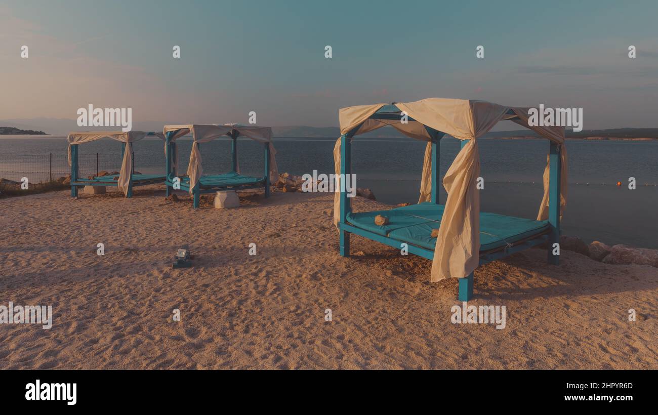 Pergola plage au bord de la mer en été matin, concept de vacances d'été Banque D'Images