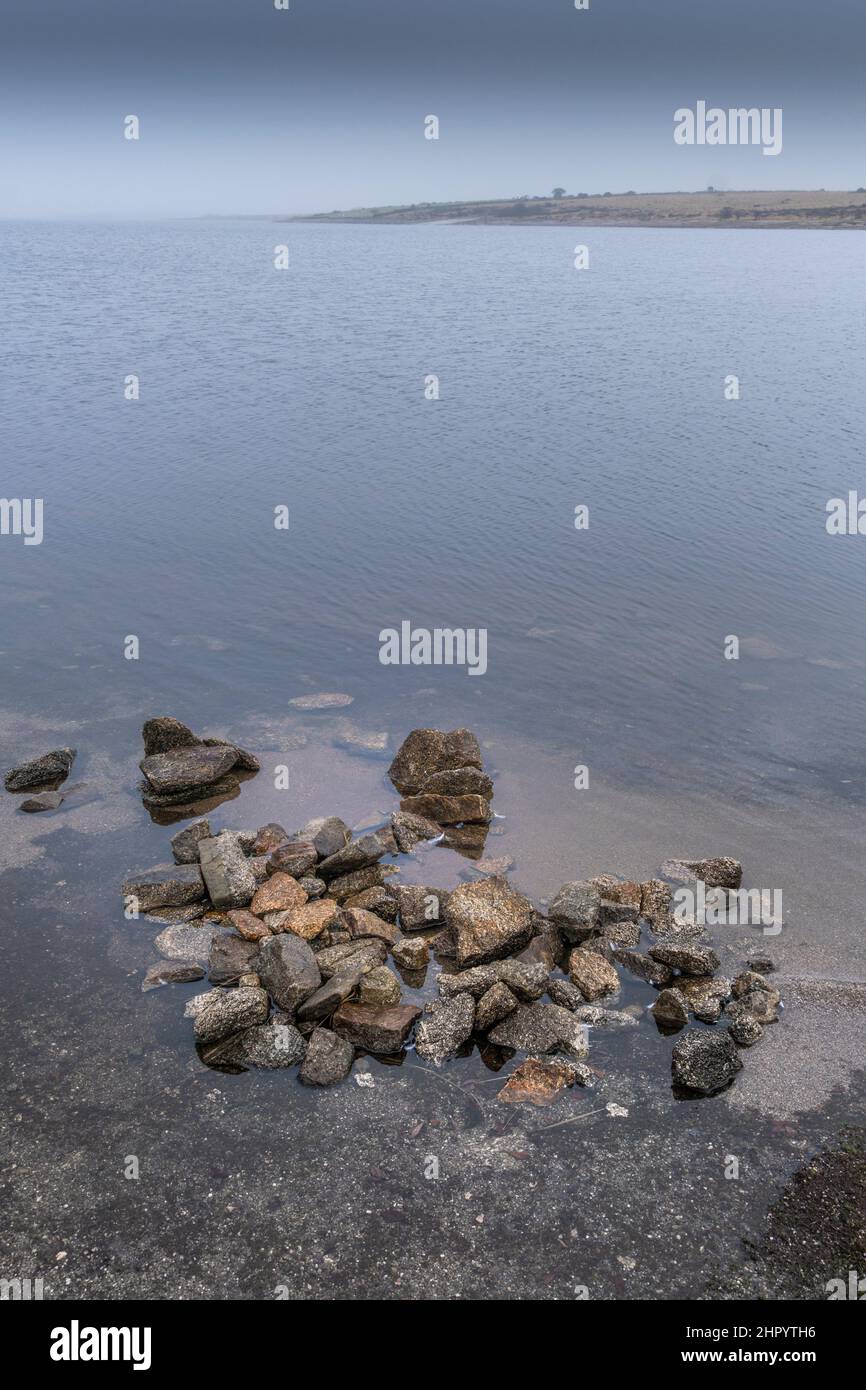 Temps humide brumeux au-dessus de l'estran sauvage sombre du lac Colliford sur Bodmin Moor, dans les Cornouailles. Banque D'Images