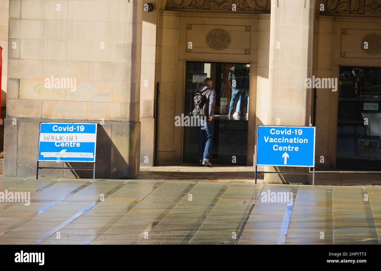 Manchester, Royaume-Uni, 24th février 2022. Les infections à Covid-19 continuent de tomber dans toutes les bourgs du Grand Manchester, au Royaume-Uni, le jour où les restrictions restantes sont levées. L'exigence légale d'auto-isolation après un test positif est supprimée dans le cadre du plan « vivre avec Covid » du gouvernement. Une promenade dans le centre de vaccination dans le centre de Manchester. Crédit : Terry Waller/Alay Live News Banque D'Images