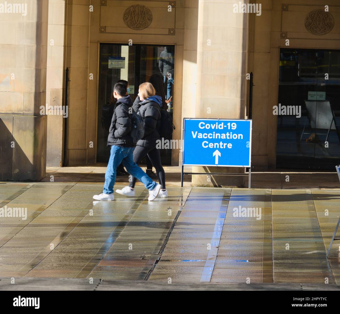 Manchester, Royaume-Uni, 24th février 2022. Les infections à Covid-19 continuent de tomber dans toutes les bourgs du Grand Manchester, au Royaume-Uni, le jour où les restrictions restantes sont levées. L'exigence légale d'auto-isolation après un test positif est supprimée dans le cadre du plan « vivre avec Covid » du gouvernement. Une promenade dans le centre de vaccination dans le centre de Manchester. Crédit : Terry Waller/Alay Live News Banque D'Images