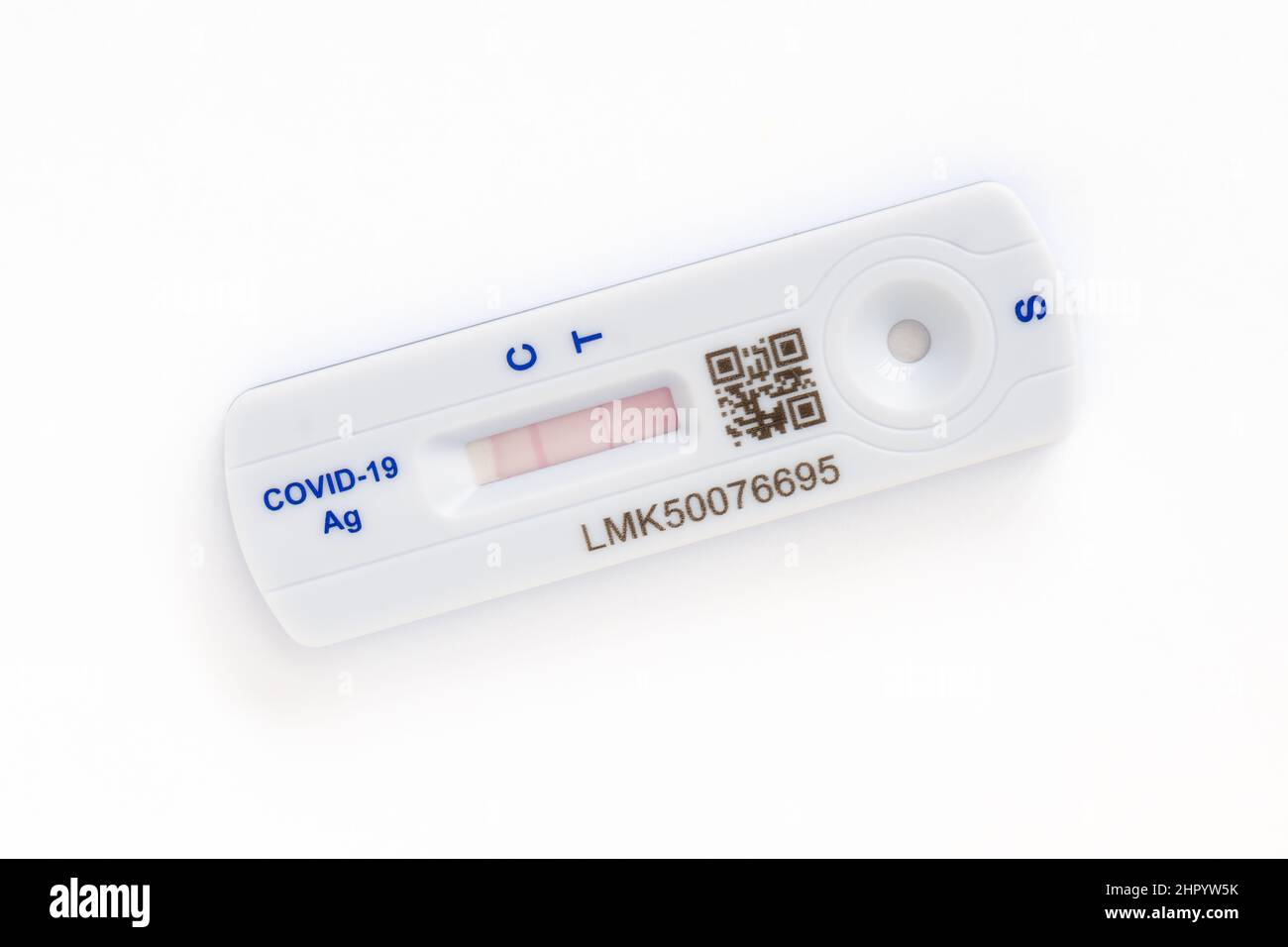 Test de débit latéral Covid-19 montrant deux lignes rouges faibles donnant un résultat positif même avant que l'échantillon n'ait encore atteint l'extrémité de la membrane -UK Banque D'Images