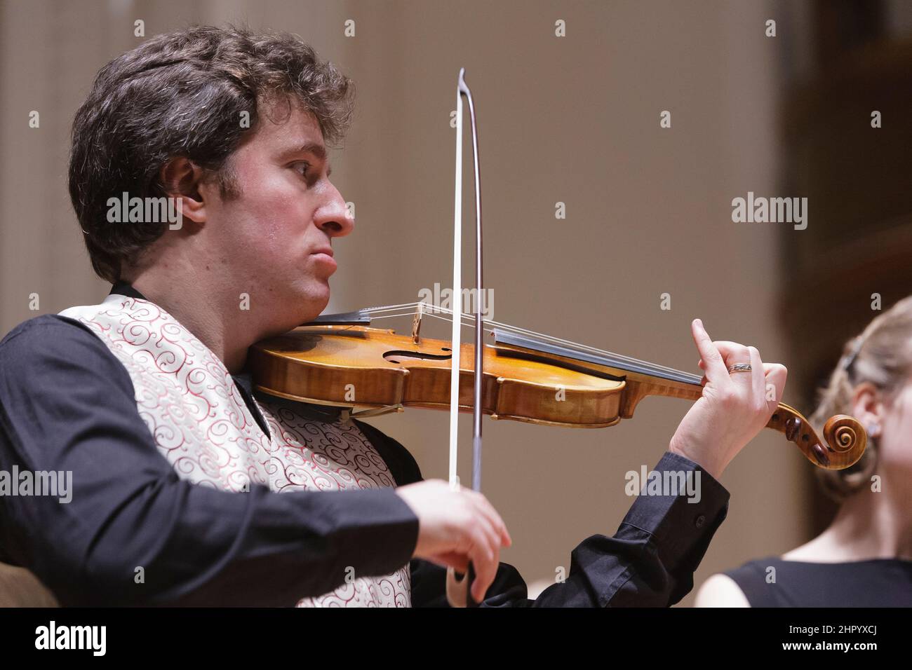 Le violoniste Adrian Chandler répète avec les ensembles la Serenissima, le groupe a été fondé par Adrian alors qu'il était encore au Collège royal de musique. Le groupe est spécialisé dans la musique du compositeur vénitien baroque Antonio Vivaldi. Cadogan Hall, Sloane Terrace, Londres, Royaume-Uni. 7 févr. 2008 Banque D'Images