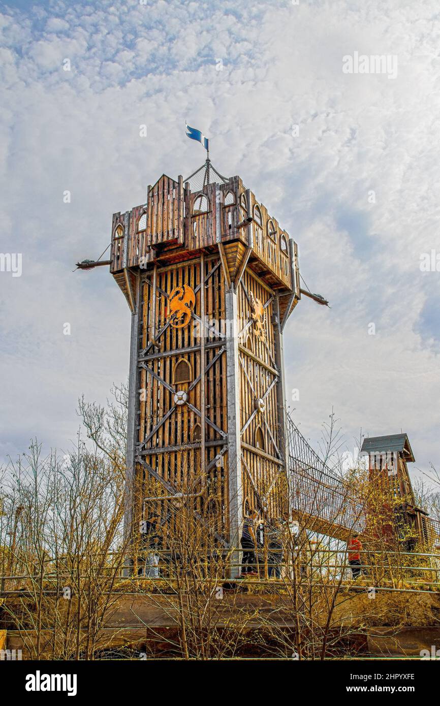 2019 04 06 Tulsa OK États-Unis - Maison de jeu en bois avec pont métallique menant à un autre bâtiment du Gathering place - parc public de Tulsa OK Banque D'Images